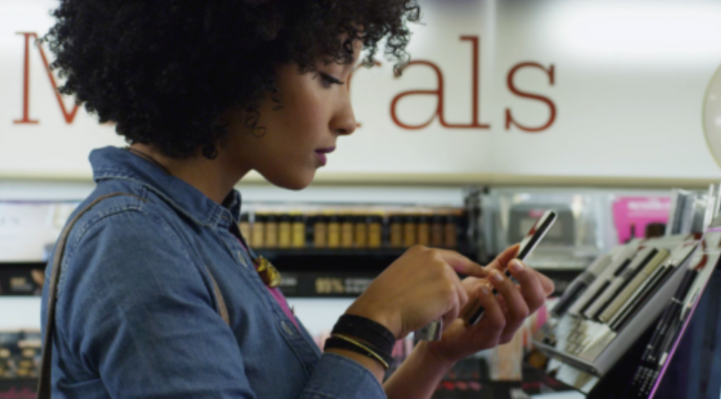 82% des mobinautes consultent leurs téléphones en magasin